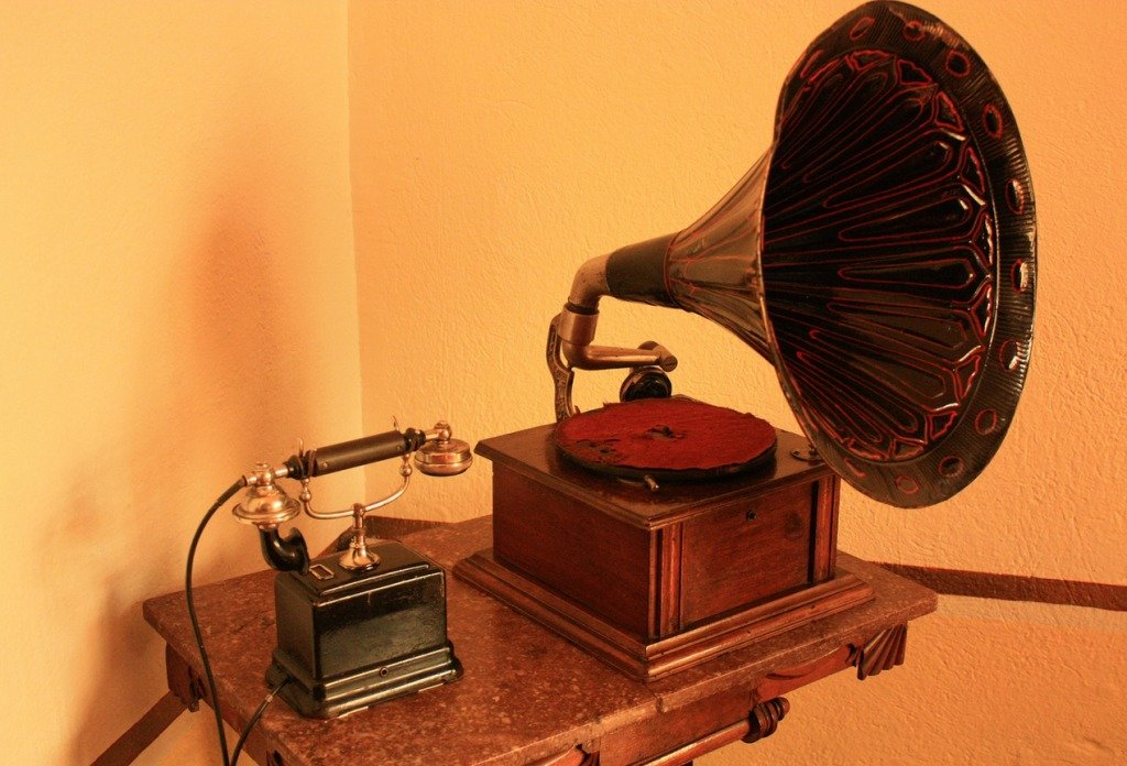 An old phonograph