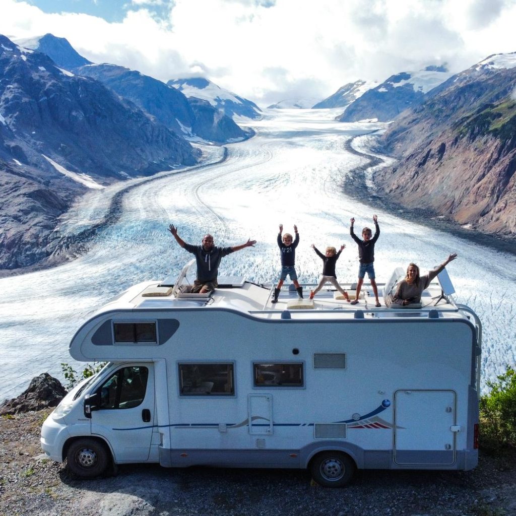 Mugjes Opreis Full-time Overlanding Family
